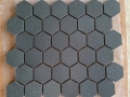 Azulejo de mosaico de piedras hexagonales de basalto negro