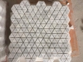 Mosaico de mármol de carrara blanco de forma de triángulo